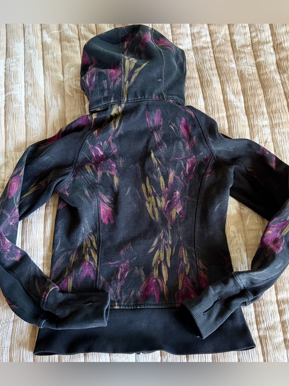 Lululemon Midnight Iris Floral Scuba Hoodie Sz 2/4 HTF Yoga Running Thumb Holes - Picture 2 of 10